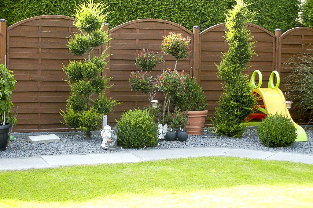 Angelegte Gartenkante mit Formgehölzen