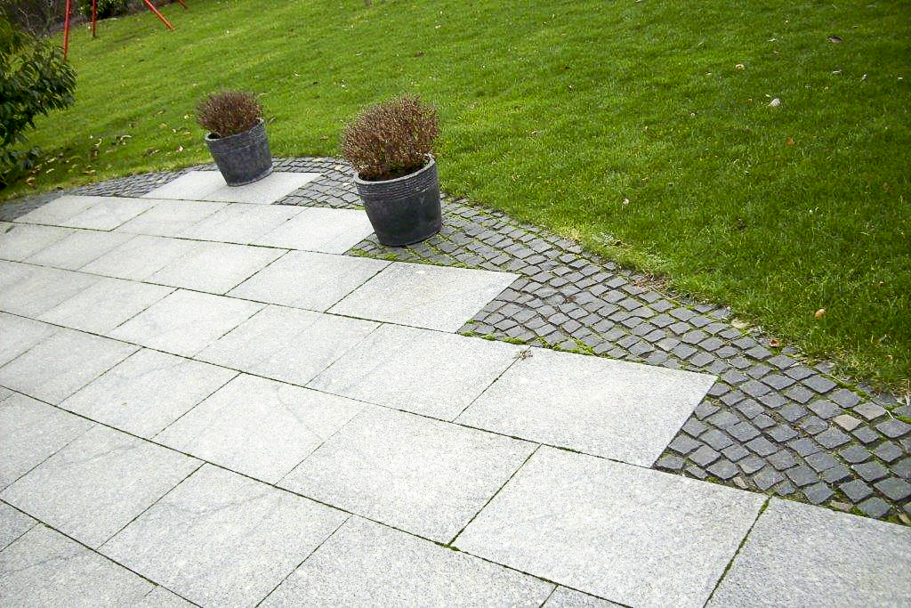 Plattenweg aus Granit mit Kleinsteinpflaster in einem Bonner Garten